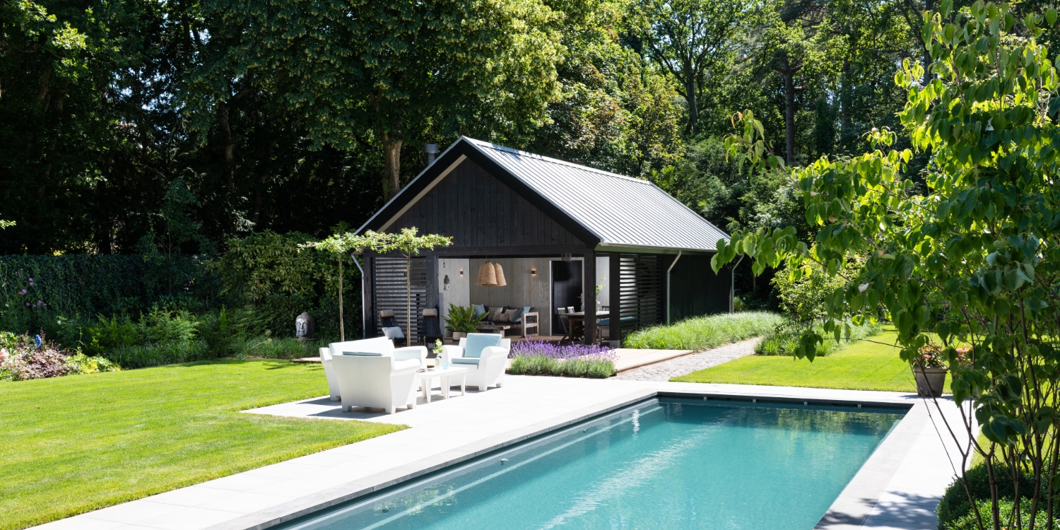 Poolhouse met puntdak