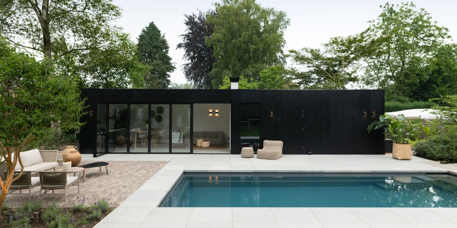 Modern zwart poolhouse